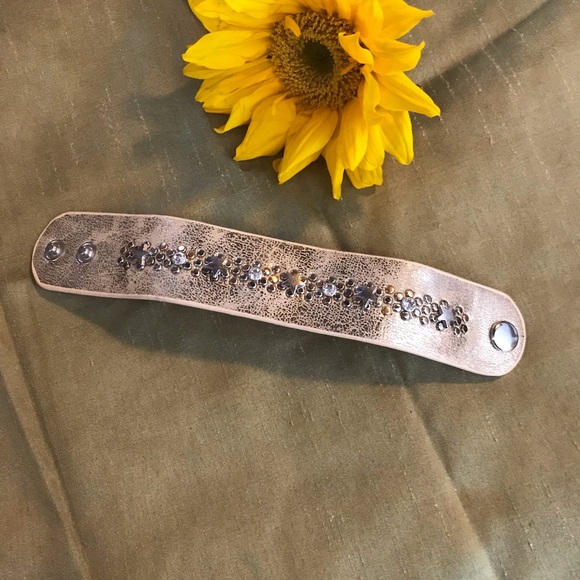 Leather Star Rivet Cuff - Picture 4 of 5